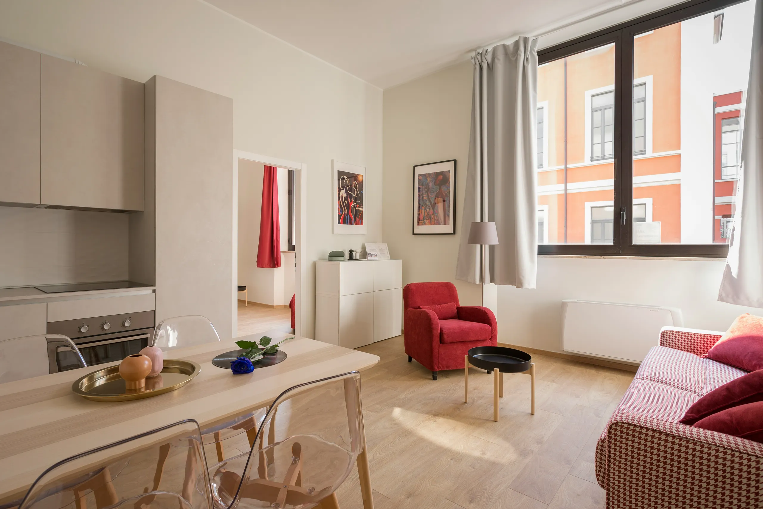 Jasne, spokojne wnętrze salonu — projekt Studio Design
